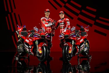 Marc Márquez y Francesco Bagnaia durante la presentación de la Ducati Desmosedici GP25, la nueva moto de Ducati Lenovo Team.