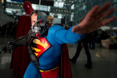 Un asistente vestido como Terminator Superman posa durante la Comic Con de Nueva York en el Centro de Convenciones Jacob K. Javits.