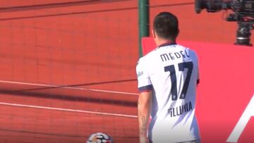 El penal que cometió Medel en amistoso ante Liverpool