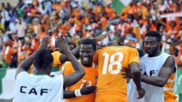 Los jugadores de Costa de Marfil celebran el gol de Gervinho frente a T&uacute;nez en su segundo partido de la Copa de &Aacute;frica. 