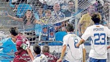 <b>EL GOL. </b>Arizmendi madruga a Marc Bertrán y Manolo Martínez tras el rechace de Aragoneses para marcar el único gol del partido.