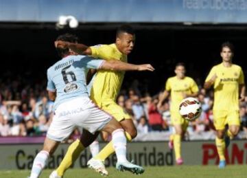 El centrocampista serbio del Celta de Vigo Nemanja Radoja (i) pugna por un balón con el delantero nigeriano del Villarreal Ikechukwu Uche (d).
