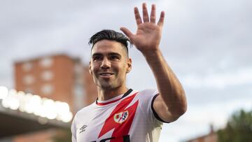 MADRID, 01/05/2022.- El delantero del Rayo Vallecano Radamel Falcao, al término del partido de Liga en Primera División ante la Real Sociedad disputado este domingo en el estadio de Vallecas, en Madrid. EFE/Rodrigo Jiménez
