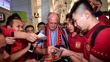 Scolari mobbed by Guangzhou fans as he leaves China