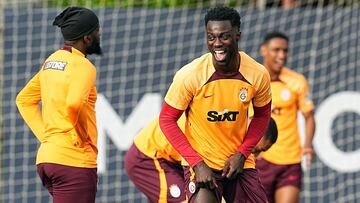 Davinson Sánchez durante un entrenamiento con Galatasaray.