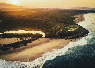 Playa del Amor, la "playa del amor" más comúnmente llamada la Playa Escondida. Quizás una de las playas más impactantes del país del Chichén Itzá. Es una caverna de arena aislada en una de las islas que conforman el Parque Nacional de las Islas Marietas, localizado en la punta norte de la Bahía de Banderas. La playa se encuentra en el estado mexicano de Nayarit, un lugar increíble conformado por un pequeño archipiélago de islas de más de 60.000 años de origen volcánico,