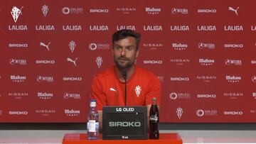 23-08-24. RUBÉN ALBÉS, DURANTE LA RUEDA DE PRENSA EN MAREO, PREVIA AL PARTIDO DEL SPORTING CON EL ELDENSE.