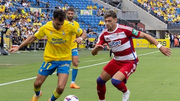 LAS PALMAS DE GRAN CANARIA, 24/09/2023.- El delantero de Las Palmas Munir El Haddadi (i) lucha con el argentino Lucas Boyé, del Granada, durante el encuentro de la sexta jornada de LaLiga que UD Las Palmas y GRanada CF disputan hoy domingo en el estadio de Gran Canaria. Foto EFE/ Quique Curbelo
