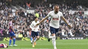 London (United Kingdom), 06/05/2023.- Harry Kane of Tottenham celebrates after scoring the opening goal during the English Premier League soccer match between Tottenham Hotspur and Crystal Palace, in London, Britain, 06 May 2023. (Reino Unido, Londres) EFE/EPA/VINCE MIGNOTT EDITORIAL USE ONLY. No use with unauthorized audio, video, data, fixture lists, club/league logos or 'live' services. Online in-match use limited to 120 images, no video emulation. No use in betting, games or single club/league/player publications.