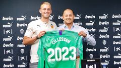 Jasper Cillessen posa con Anil Murthy y la camiseta del Valencia. 