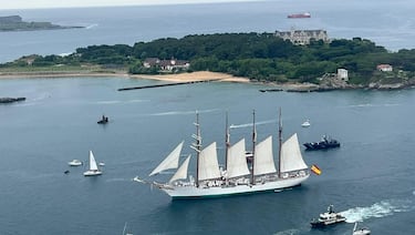 Es un bergantín-goleta de la Armada Española destinado a la formación de los futuros oficiales. Botado en 1927, ha dado varias vueltas al mundo y representa a España en numerosos puertos internacionales. Sirve como aula flotante durante los cruceros de instrucción, donde los guardiamarinas aprenden navegación, maniobra y vida marinera. Es uno de los veleros más emblemáticos del mundo.