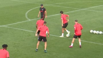 Delicatessen excesiva de Joao Félix en el rondo: le costó estar un buen rato 'cazando' el balón