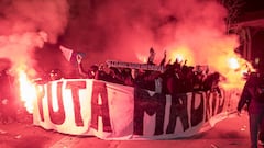 Los ultras del PSG recibieron al Real Madrid con bengalas y pancartas en las que pon&iacute;a &quot;Puta Madrid&quot;.