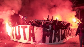 Los ultras del PSG recibieron al Real Madrid con bengalas y pancartas en las que pon&iacute;a &quot;Puta Madrid&quot;.