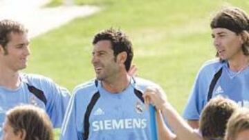 <b>BUEN AMBIENTE. </b>Luis Figo bromeó ayer con sus compañeros durante el entrenamiento sin saber su futuro.