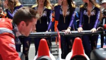 Una imagen que no se repetirá. Bellas modelos venían aportando una nota más de color a una competición tan especial como las 24 Horas de Le Mans.