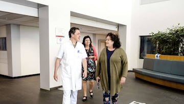 Agrarian political Party leader Caroline van der Plas (R) of the BoerBurgerBeweging (BBB)(the Farmer-Citizen Movement) talks to A&E doctor and NVSHA chairman David Baden (L) during her working visit to the Emergency Aid Diakonessenhuis Utrecht on August 10, 2022. - The BBB party chairman temporarily stopped working due to threats. - Netherlands OUT (Photo by Sem van der Wal / ANP / AFP) / Netherlands OUT (Photo by SEM VAN DER WAL/ANP/AFP via Getty Images)