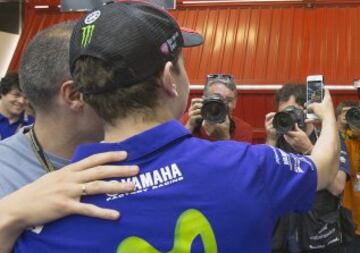 Andrés Iniesta visita los boxes de Yamaha y Honda