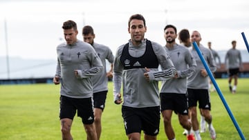 Hugo Mallo corre junto a Santi Mina y David Costas durante un entrenamiento del Celta en A Madroa.