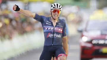 Mads Pedersen celebra su victoria en Saint-Étienne, meta de la 13ª etapa del Tour de Francia.