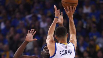 Stephen Curry lanza ante Zach Randolph.