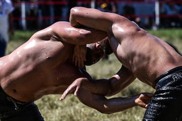 Los luchadores turcos pelean durante el 661º torneo anual de lucha libre de aceite de oliva de Kirkpinar en Sarayici, cerca de Edirne, en el oeste de Turquía. En Kirkpinar, los concursantes, desnudos hasta la cintura, están empapados en aceite de oliva de pies a cabeza y visten pantalones de cuero especialmente diseñados. Los combates uno contra uno que se organizan cada verano se parecen mucho a los primeros que se celebraron hace casi 650 años. Tres toneladas de aceite de oliva se utilizan cada año para la ocasión. 