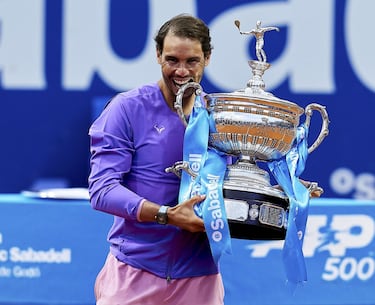 Rafael Nadal con el trofeo después de ganar el partido individual masculino contra Stefanos Tsitsipas el 25 de abril de 2021.