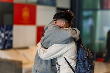 Nico Williams se abraza con Pedri.