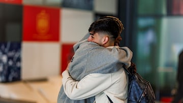 Nico Williams se abraza con Pedri.