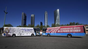 La Empresa Municipal de Transportes de Madrid ha presentado unos autobuses eléctricos para el derbi del domingo entre el Atlético de Madrid y el Real Madrid.