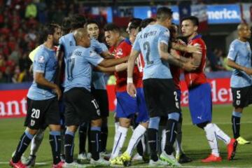 Copa América de Chile 2015. La Roja elimina a Uruguay en cuartos de final con el solitario gol de Mauricio Isla, en un partido marcado por la polémica provocación de Gonzalo Jara a Edinson Cavani. El defensor chileno tocó al delantero en el trasero, lo que provocó la reacción de Cavani y su posterior expulsión. Más tarde también fue expulsado Fuscile, por una fuerte falta sobre Alexis Sánchez, y hasta Tabárez cio la roja por entrar a reclamar a la cancha.