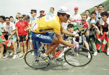 Miguel Indurain se había exhibido en Bergerac, pero su primer gran examen llegaba en la montaña, con una etapa unipuerto de 263 km y siete horas en la bicicleta. Era el Tour de 1994, en el que el navarro llegaba con las dudas de haber sucumbido en el Giro. En la ascensión, el del Banesto se quedó sin compañeros, pero vio a Rominger pasando apuros, por lo que decidió poner un fuerte ritmo. Nadie pudo seguirle. Zulle, Tonkov, Cacaíto, Virenque… se quedaron. Sólo Leblanc aguantó. Pantani, que iba escapado, agachó la cabeza cuando, entre la niebla, aparecía Indurain con el francés a rueda para dejarle en la cuneta. La victoria fue para Leblanc, más de medio Tour para el navarro.