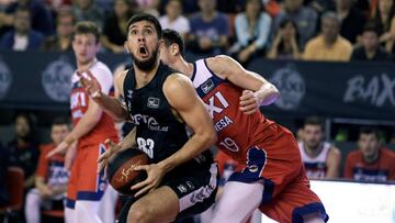 GRAF1153. MANRESA (BARCELONA), 02/11/2019.- El alero francés del Retabet Bilbao Axel Bouteille (i) intenta superar al alero del Baxi Manresa Pere Tomas durante el partido de Liga Endesa que se disputa este sábado en Manresa. EFE/Susanna Sáez