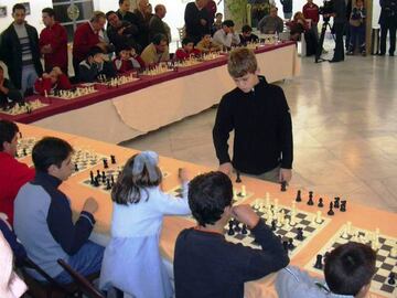 Magnus Carlsen, con 13 años, jugando partidas simultáneas.