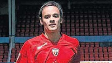 <b>ROJILLO. </b>Nicolás Medina posó con la camiseta de Osasuna