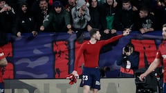 PAMPLONA, 15/12/2023.- El delantero de Osasuna Raul García (d) celebra su gol durante el encuentro de la jornada 17 en Primera División que Atlético Osasuna y Rayo Vallecano juegan hoy viernes en El Sadar, en Pamplona. EFE/Jesús Diges
