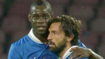 Pirlo y Balotelli en un amistoso con Italia