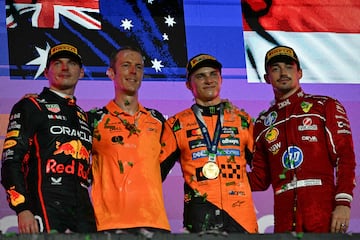 Oscar Piastri (McLaren), Max Verstappen (Red Bull) y Charles Leclerc (Ferrari) en el podio del GP de Arabia Saud¨ª de F1 2025.