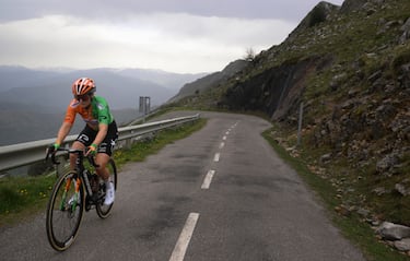 “Es verdad que cuando es un puerto tan duro se marcan menos diferencias que en uno más tendido, pero aquí puede haber explosiones. En la primera mitad las compañeras pueden ayudar… y luego, cada una a su ritmo. Será un tremendo desenlace de La Vuelta Femenina”, vaticina Alicia, reconocida y aplaudida por dos trabajadores que limpiaban la ascensión en un tramo.
