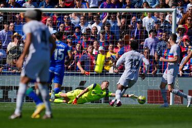 El portero del Getafe, David Soria, desvía el balón lo suficiente para que no entre en la portería. 
