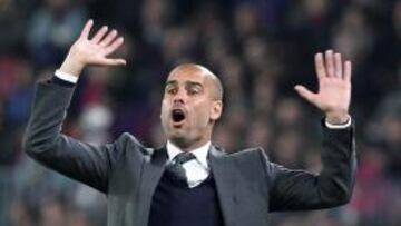 <b>QUEJAS. </b>Guardiola se marcha hablando veladamente de árbitros.