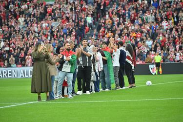 El Athletic organizó un acto de solidaridad con la comunidad palestina refugiada en en el partido ante el Mallorca en San Mamés.