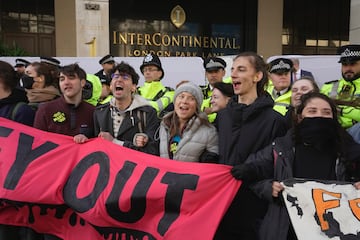 La organización Fossil Free London (Londres sin combustibles fósiles), que convocó la manifestación junto al hotel InterContinental de Park Lane, al lado del céntrico parque de Hyde Park, denunció el arresto en su cuenta de X (antes Twitter): Greta Thunberg acaba de ser detenida.