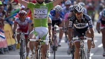 <b>HAT-TRICK. </b>Mark Cavendish se impuso en Salamanca al argentino Haedo y el l¨ªder, Vincenzo Nibali, fue investido por Agust¨ªn Tamames.