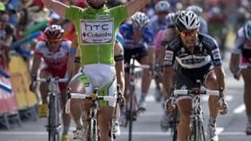 <b>HAT-TRICK. </b>Mark Cavendish se impuso en Salamanca al argentino Haedo y el líder, Vincenzo Nibali, fue investido por Agustín Tamames.