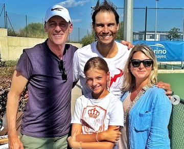 Clive Brunskill, junto con su familia y Rafa Nadal, en Manacor.