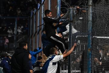 El partido se tuvo que detener a los nueve minutos de juego por graves incidentes tanto dentro como fuera del estadio. Hinchas del Lobo que quedaron afuera se enfrentaron con la policía, que reprimió de manera abrupta.  El humo de los gases lacrimógenos ingresó al estadio