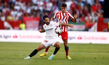 Isco trata de controlar el balón. 