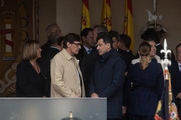 El presidente de la Generalitat de Catalunya, Salvador Illa, y el presidente de la Junta de Andalucía, Juanma Moreno, durante el acto solemne de homenaje a la Bandera Nacional y desfile militar por el 12 de octubre, Día de la Hispanidad, en la Plaza de Cánovas del Castillo.