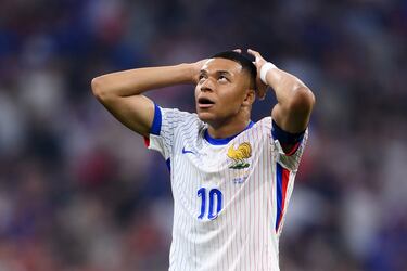 Kylian Mbappé se lamenta tras fallar una ocasión durante el duelo de semifinales de la EURO 2024 entre España y Francia.